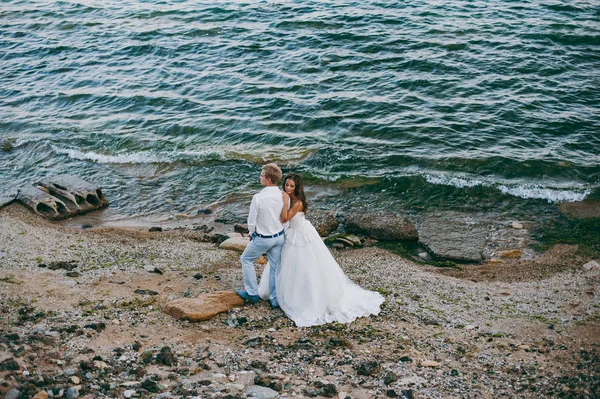 Deniz kenarında yürüyüşe güzel düğün çifti — Stok fotoğraf