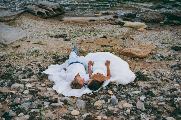 Deniz kenarında yürüyüşe güzel düğün çifti — Stok fotoğraf