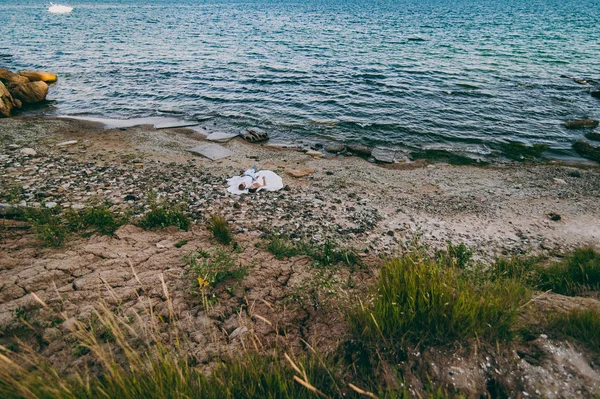 Casal bonito em um passeio pelo mar — Fotografia de Stock