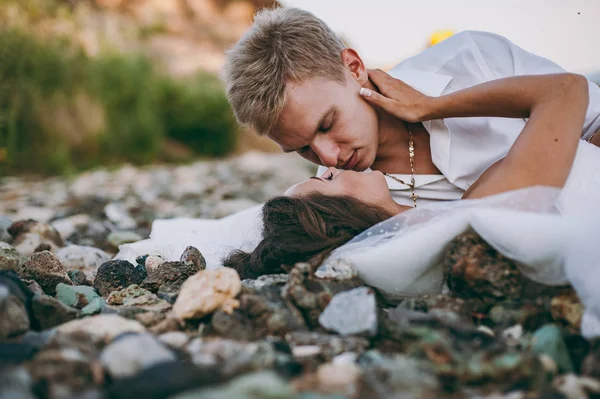 Vackra bröllopsparet på en promenad vid havet — Stockfoto