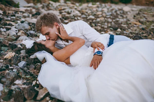 Vackra bröllopsparet på en promenad vid havet — Stockfoto