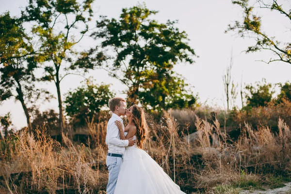 Casal bonito em um passeio no vale — Fotografia de Stock