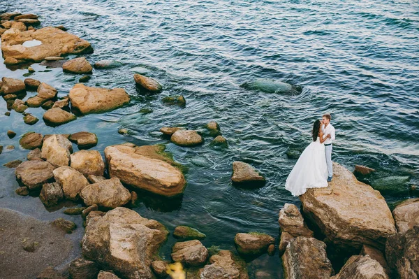 Deniz kenarında yürüyüşe güzel düğün çifti — Stok fotoğraf