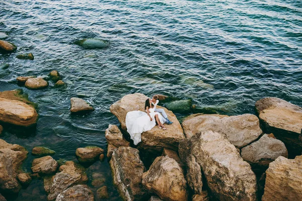 Beau couple de mariage sur une promenade au bord de la mer — Photo