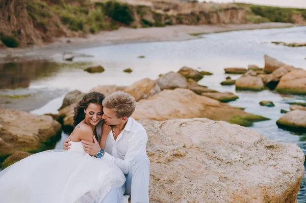 Hermosa pareja de boda en un paseo por el mar —  Fotos de Stock