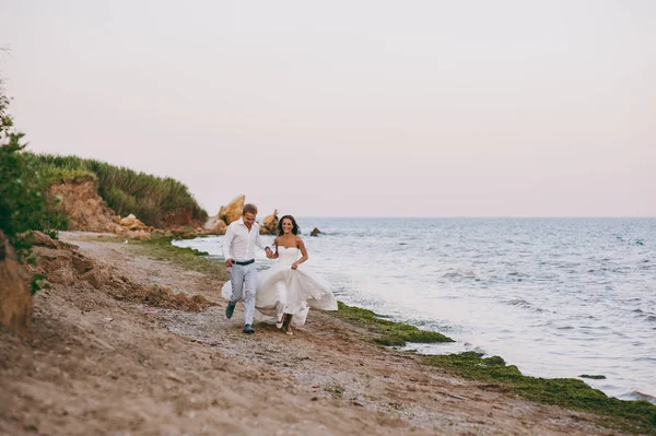 海沿いの散歩に美しい結婚式のカップル — ストック写真