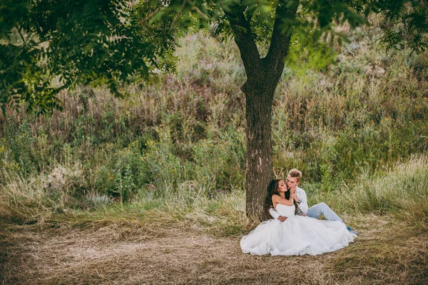 Όμορφο γαμήλιο ζεύγος για μια βόλτα στη κοιλάδα — Φωτογραφία Αρχείου