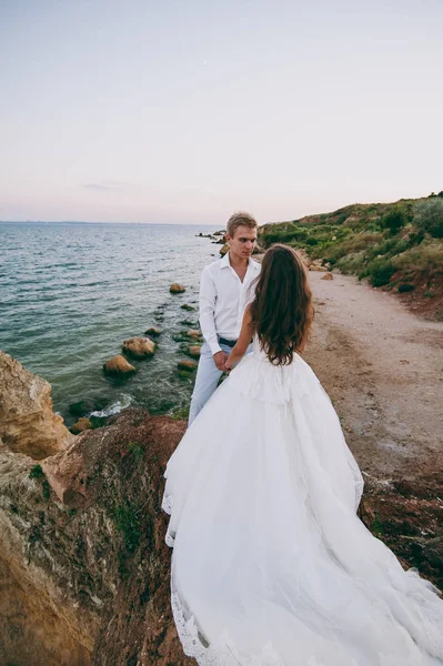 海沿いの散歩に美しい結婚式のカップル — ストック写真