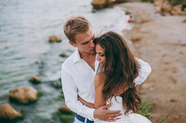 Deniz kenarında yürüyüşe güzel düğün çifti