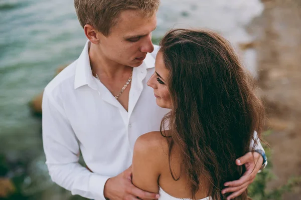 바다 산책에 아름 다운 웨딩 커플 — 스톡 사진