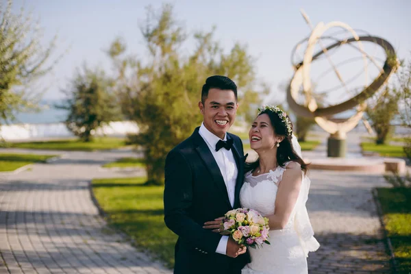 Svatební pár na promenádě na nábřeží — Stock fotografie
