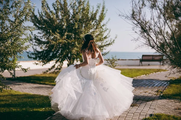 A vízparti sétányon egy menyasszony — Stock Fotó