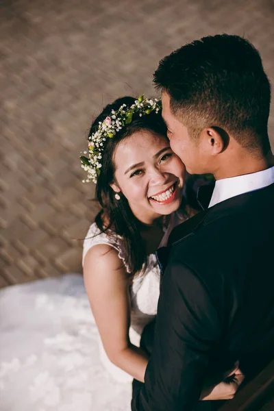 Dulce pareja de boda abrazándose en el paseo marítimo —  Fotos de Stock