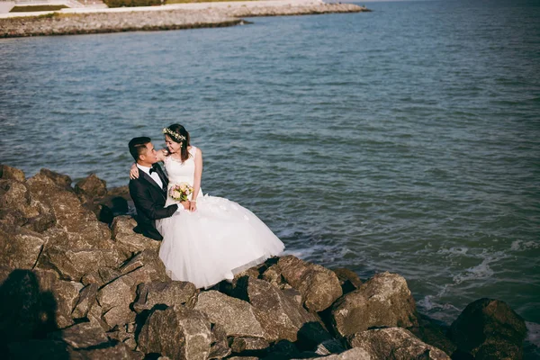 Pareja de boda en la playa en las rocas —  Fotos de Stock