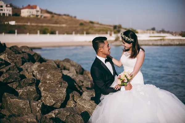 Pareja de boda en la playa en las rocas —  Fotos de Stock
