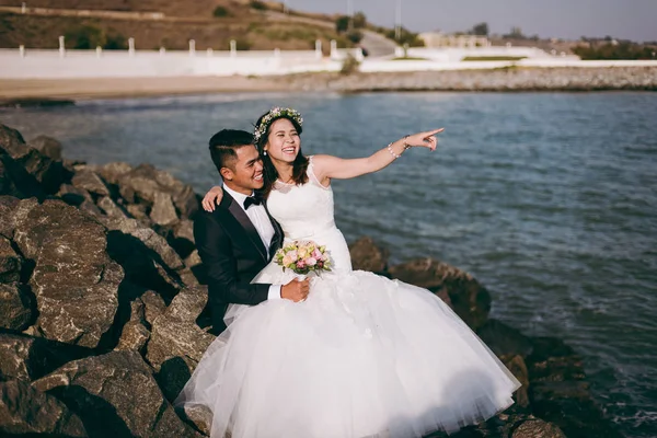 Pareja de boda en la playa en las rocas —  Fotos de Stock