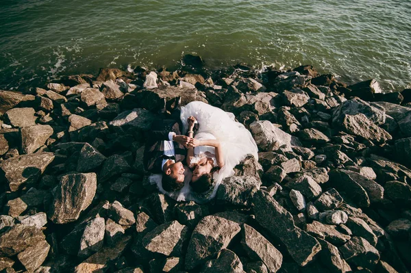 Pareja de boda en la playa en las rocas — Foto de Stock