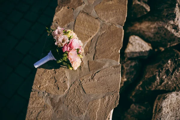 Schöner Strauß der Braut liegt auf den Steinen — Stockfoto