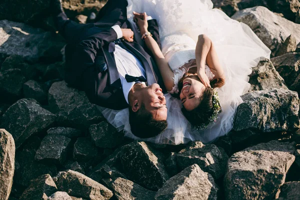 Pareja de boda en la playa en las rocas — Foto de Stock