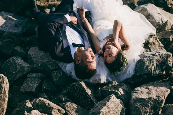 Pareja de boda en la playa en las rocas —  Fotos de Stock