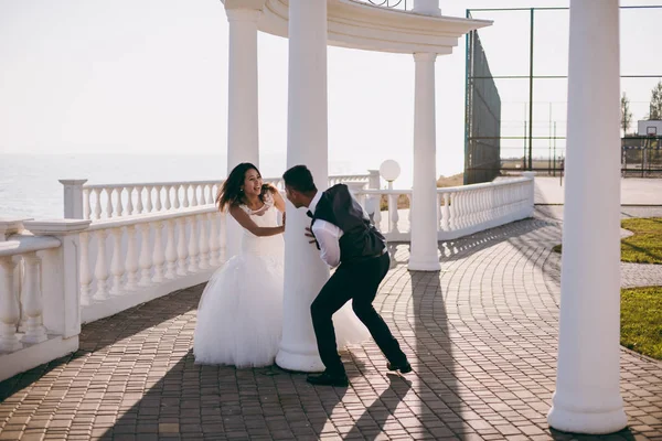 Matrimonio coppia su una passeggiata sul terrapieno vicino al mare — Foto Stock