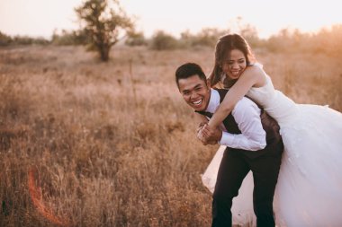 Düğün çifti bir vadide kuru ot ile gezinme