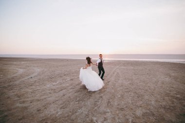 Haliç kıyısında yürüyüş Düğün çifti