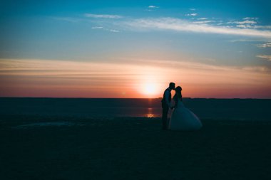 Haliç kıyısında yürüyüş Düğün çifti