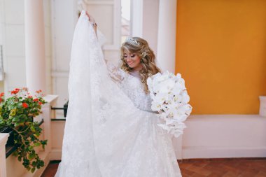 Bir buket çiçek ile güzel kıvırcık sarışın gelin