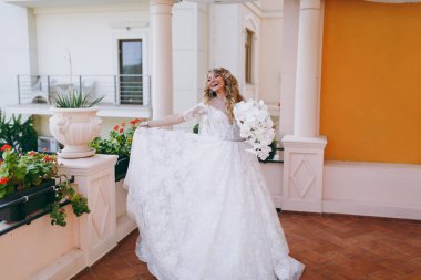 Bir buket çiçek ile güzel kıvırcık sarışın gelin