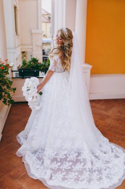 Bir buket çiçek ile güzel kıvırcık sarışın gelin