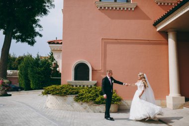 Açık havada yürüyüş güzel ve gönül Düğün çifti