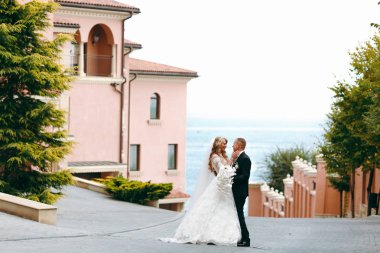 Açık havada yürüyüş güzel ve gönül Düğün çifti