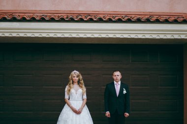 Açık havada yürüyüş güzel ve gönül Düğün çifti