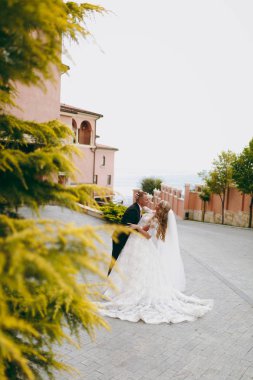 Açık havada yürüyüş güzel ve gönül Düğün çifti