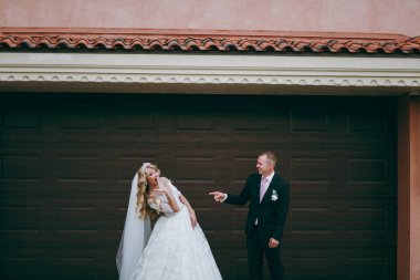 Açık havada yürüyüş güzel ve gönül Düğün çifti