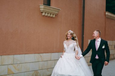 Açık havada yürüyüş güzel ve gönül Düğün çifti