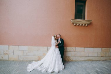 Açık havada yürüyüş güzel ve gönül Düğün çifti