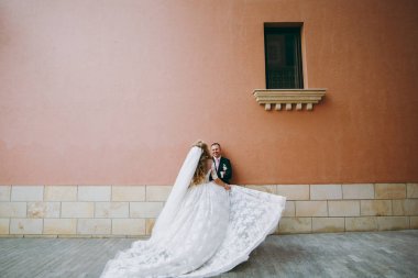 Açık havada yürüyüş güzel ve gönül Düğün çifti