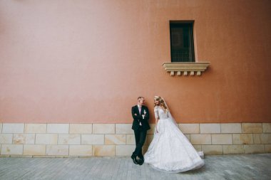 Açık havada yürüyüş güzel ve gönül Düğün çifti