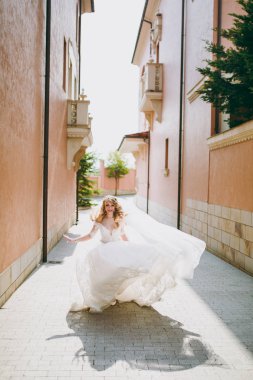 Güzel ve çekici sarışın gelin açık havada yürüyüş