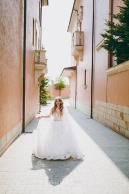 Güzel ve çekici sarışın gelin açık havada yürüyüş