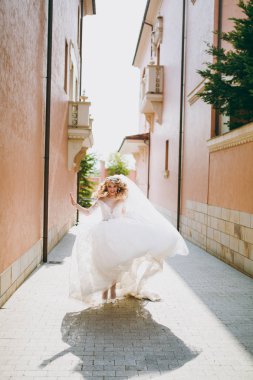 Güzel ve çekici sarışın gelin açık havada yürüyüş