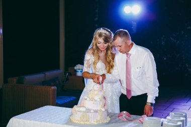 Damat ile gelini kesim düğün pastası