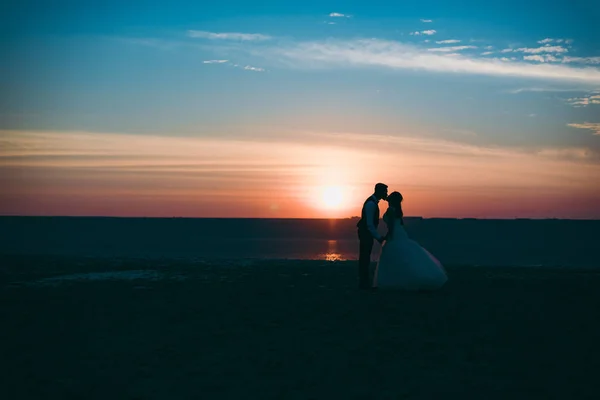 Casamento casal caminhando ao longo da costa do estuário — Fotografia de Stock