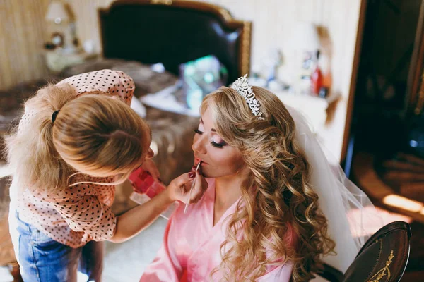 Artiste applique le maquillage à la belle mariée blonde — Photo