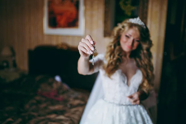 Linda noiva loira coloca em seus brincos — Fotografia de Stock