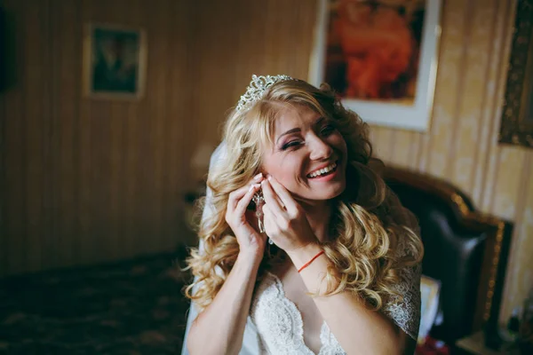 Όμορφη νύφη ξανθιά βάζει τα σκουλαρίκια — Φωτογραφία Αρχείου