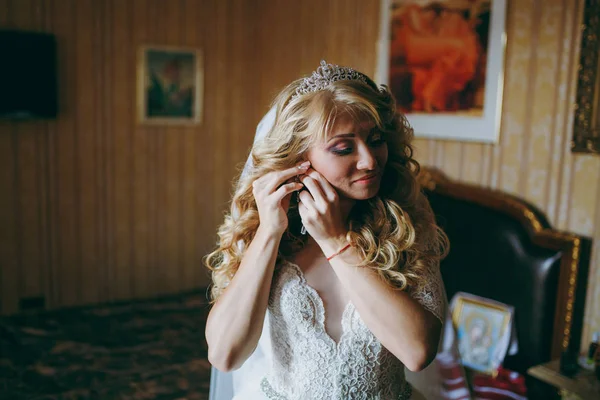 Cantik pengantin pirang memakai anting-anting nya — Stok Foto