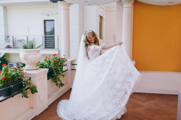 Bella sposa bionda riccia con un mazzo di fiori — Foto Stock